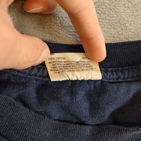 VTG Y2K Levis "Red white & Levis" distressed casual tshirt mens Large - Picture 5 of 8